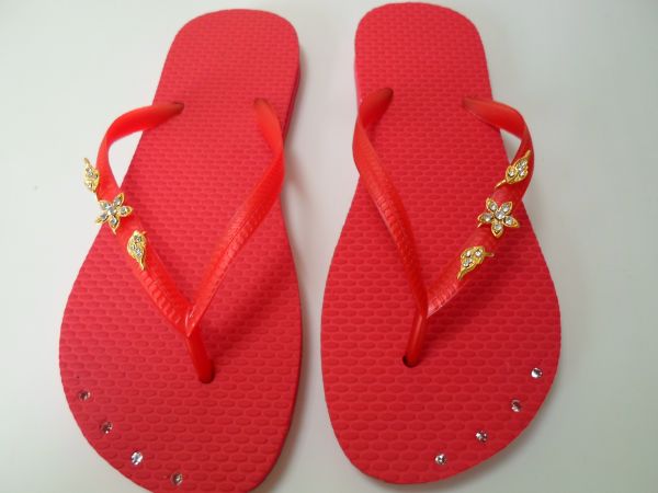 Chinelo trabalhado em strass