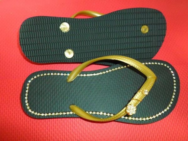 Chinelo trabalhado em strass